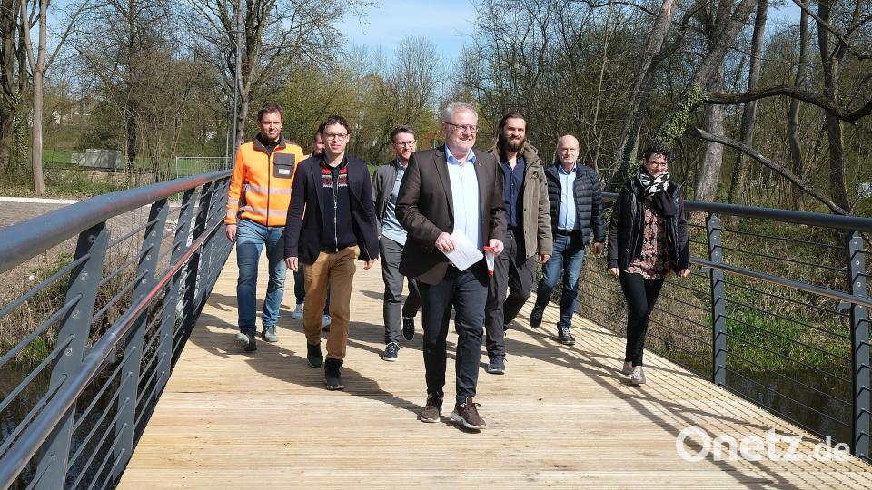 Oberbürgermeister Andreas Feller überquert den neuen Steg über die Brücke. Im Gefolge seine Miatarbeiter aus dem Bauamt und die Planer des Ingenieurbüros. Für die neue Citymanagerin der Stadt Schwandorf, Katrin Urmann (rechts), war es der erste offizielle Termin. Bild: Hirsch