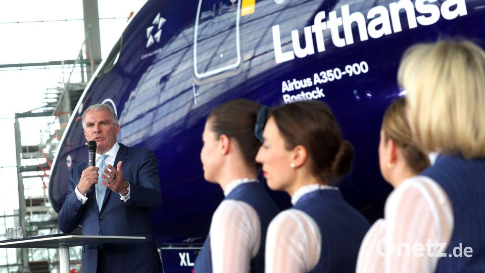Lufthansa-Chef Carsten Spohr und Flugbegleiterinnen. Bild: Karl-Josef Hildenbrand/dpa