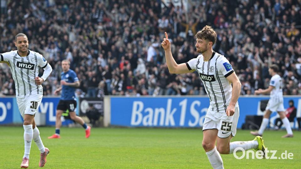 Lukas Petkov (r) ist der beste Torschütze im aktuellen SVE-Team. (Archivbild) Bild: Harald Tittel/dpa