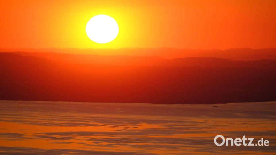 Die Sonne geht über dem Bodensee unter, aufgenommen von der Spitze des Pfänders. Bild: Bernd Weißbrod/dpa
