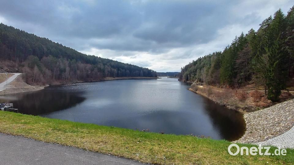 Von der Talsperre des Eixendorfer Stausees genießt man einen herrlichen Blick über das gesamte Seengebiet. Bild: mnt