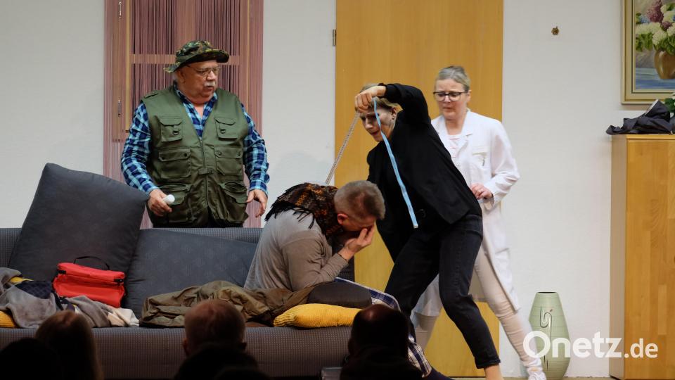 Wenn die Bestatterin auf der Suche nach der vermeintlichen Leiche ist und schon mal Maß nehmen will. Bild: wlr