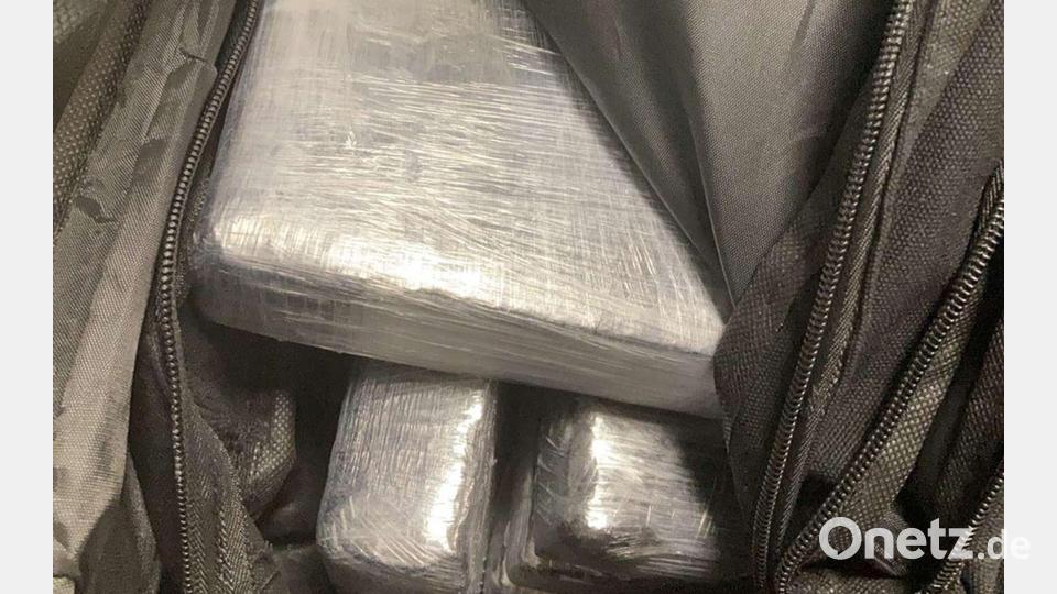 Das Kokain war in mit Frischhaltefolie umwickelte Ziegel gepresst. Zollbeamte entdeckten es in einem Koffer in Nürnberg. Bild: Zoll Nürnberg