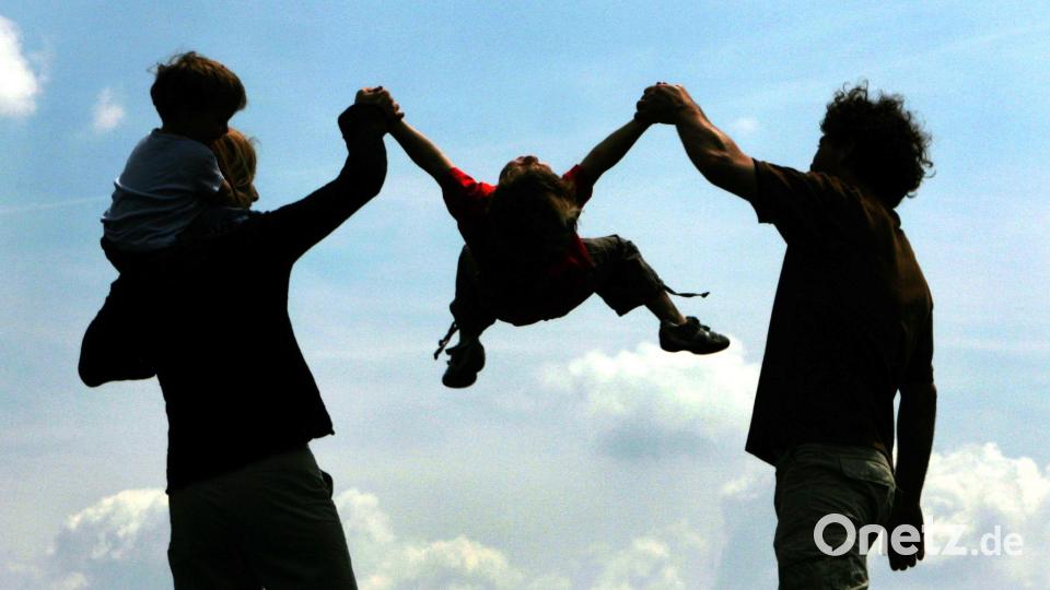 Mit ihren Geschwistern haben viele Menschen die längste Beziehung in ihrem Leben. (Symbolbild) Bild: picture alliance / dpa