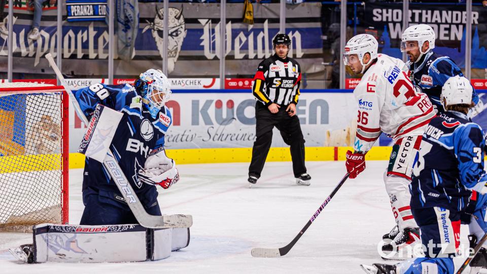 Felix Noack (links) verlässt die Blue Devils Weiden und macht den nächsten Karriereschritt in der DEL. Bild: Werner Moller