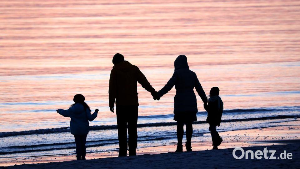 Eine Familie mit zwei Kindern am Strand. (Symbolbild) Bild: Bernd Wüstneck/dpa-Zentralbild/dpa