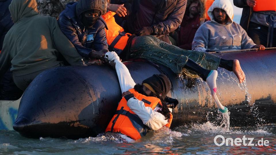Menschen drängen sich an Bord eines kleinen Bootes vor der Küste von Dünkirchen in Frankreich, während sie versuchen den Ärmelkanal nach Großbritannien zu überqueren. Bild: Gareth Fuller/PA Wire/dpa