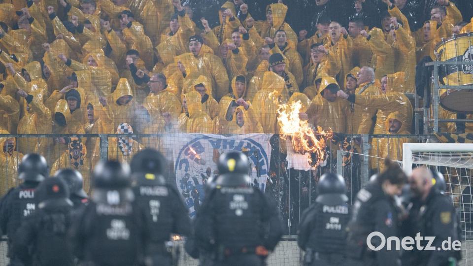 Die Polizeigewerkschaft sieht die Gewährleistung der Sicherheit im Stadion in erster Line bei den Vereinen. (Archivbild) Bild: Sebastian Kahnert/dpa