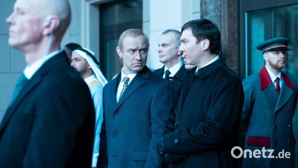 Jude Law (l) und Paul Dano in einer Szene des Films. Bild: Carole Bethuel/Filmfestival Venedig/dpa