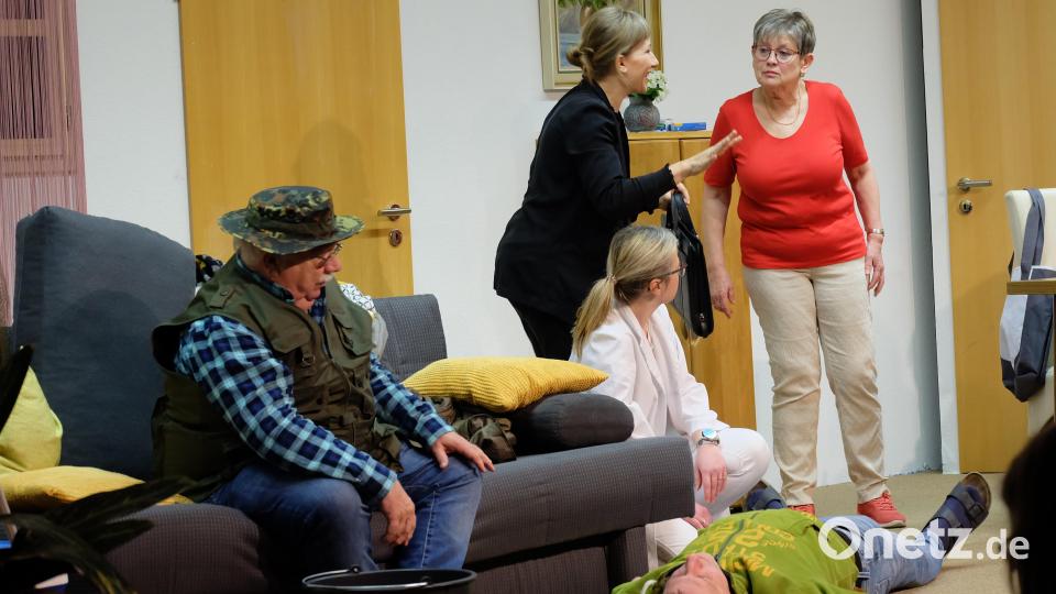 Was alles passiert, wenn die Männergrippe umgeht und für Verwirrungen sorgt, zeigte die Etzenrichter Laienspielgruppe und bescherte ihrem Publikum gute Laune und enormen Muskelkater vom Lachen. Bild: wlr