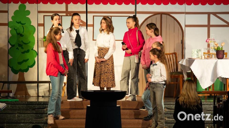 Die Diener und die Nachbarinnen tauschen sich aus. Bild: Regina Probst