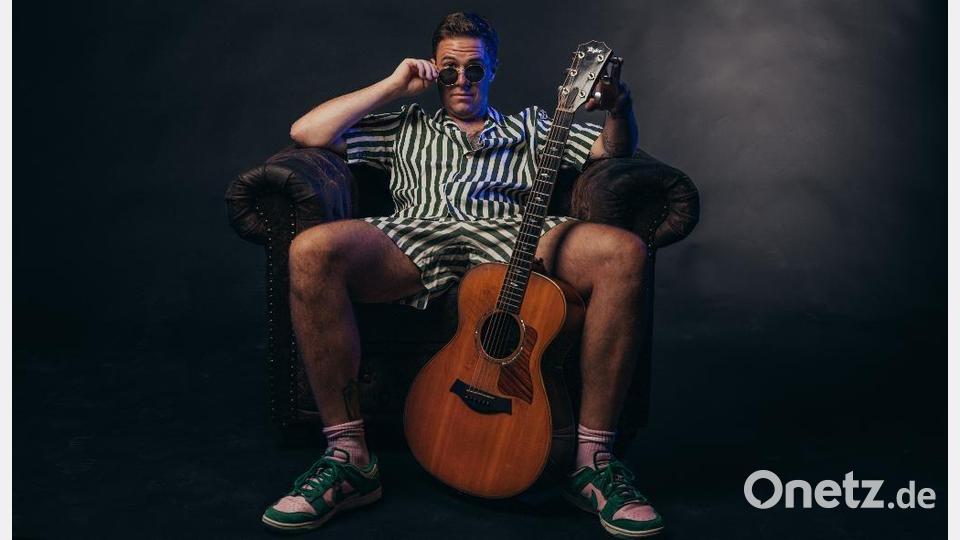 Benedikt Hafner, alias der Oimara, kommt am 10. April erneut nach Kemnath. Allerdings nicht wieder ins Foyer und auch nicht alleine, sondern in die größere Mehrzweckhalle sowie mit Band. Bild: Thomas Willibald