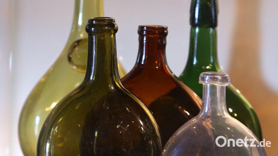 Über die Jahre hat sich das Design eines Bocksbeutels leicht verändert. (Archivbild) Bild: picture alliance / Karl-Josef Hildenbrand/dpa