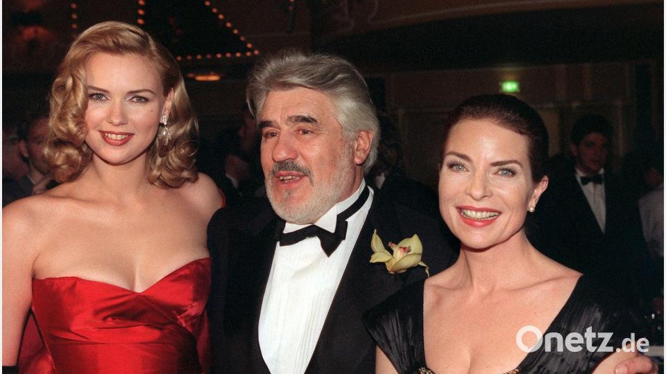 Adorf spielte u.a. mit Veronica Ferres (l) und Gudrun Landgrebe in „Rossini“. (Archivbild) Bild: Ursula Düren/dpa