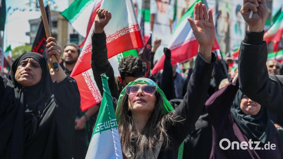 In der iranischen Hauptstadt haben sich Regierungsanhänger zu Trauerfeiern für den im Krieg getöteten Religionsführer Ajatollah Ali Chamenei versammelt. Bild: Stringer/dpa