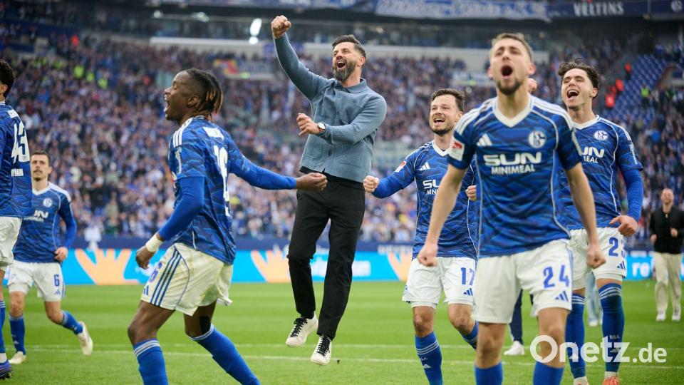 Der FC Schalke 04 ist Tabellenführer und damit der große Aufstiegsfavorit. (Archivbild) Bild: Bernd Thissen/dpa