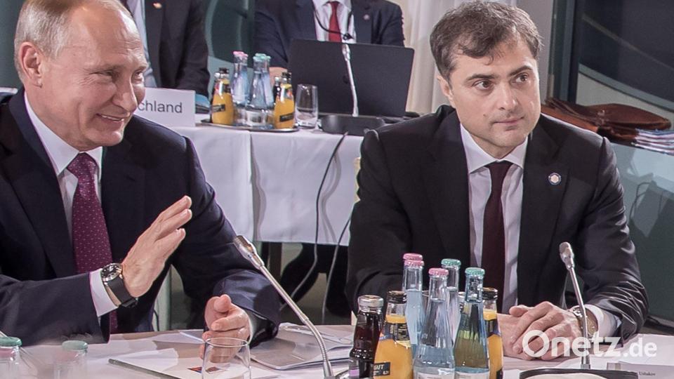 Jahrleang galt Wladislaw Surkow als einer der wichtigsten Berater von Kremlchef Wladimir Putin (l). Archivbild: Michael Kappeler/dpa