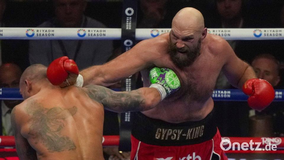 Der britische Boxer Tyson Fury (r) und der ukrainische Boxer Oleksandr Usyk im Duell. (Archivbild) Bild: Frank Augstein/AP/dpa