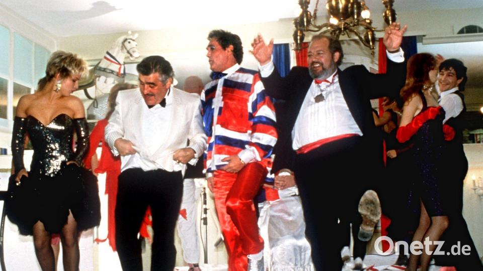 Adorf (2. v. l.) in der BR-Kultserie „Kir Royal“. (Archivbild) Bild: Ursula Düren/dpa