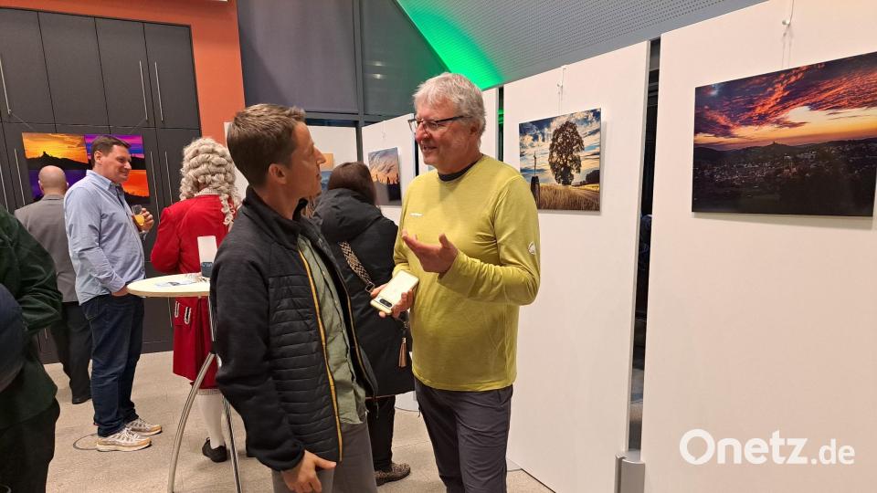 Günter Uschold (rechts) erläuterte den Gästen die Entstehung seiner Bilder Bild: wel