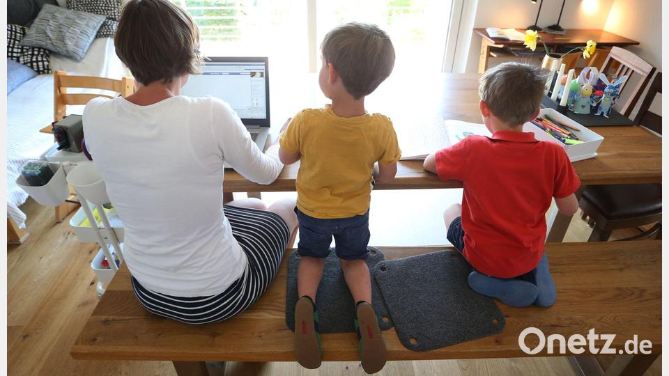 Eine Mutter mit zwei Kindern. (Symbolbild) Bild: Karl-Josef Hildenbrand/dpa