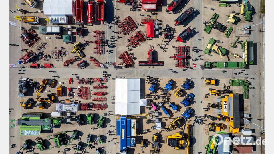 Eine Drohnenaufnahme zeigt Besucher, die bei der Landwirtschaftsmesse „agra 2026“ zwischen riesigen Landmaschinen und Traktoren gehen. Bild: Jan Woitas/dpa