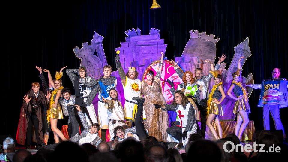 Das Ovigo-Theater kündigt die letzten Aufführungen des Musicals „Spamalot“ in Neunburg vorm Wald an. Dort wird dann auch eine große Abschlussparty gefeiert. Bild: Florian Wein / OVIGO Theater
