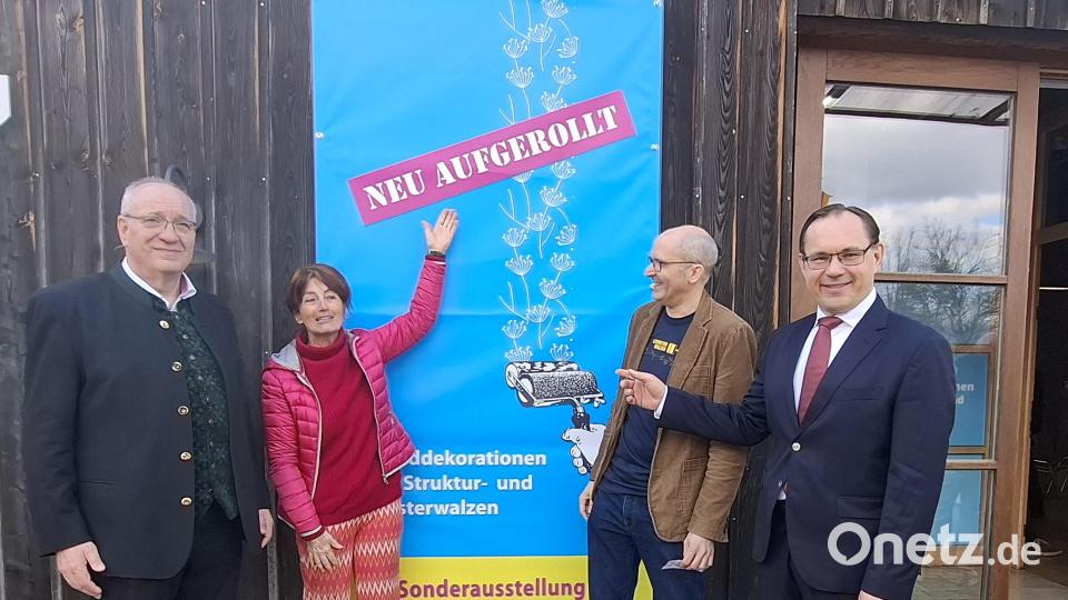 "Neu aufgerollt" lautet das Jahresmotto im Freilandmuseum Oberpfalz in Neusath-Perschen. Zur Saisoneröffnung waren (von links) Bezirkstagspräsident Franz Löffler, die Kulturreferentin des Bezirks Oberpfalz, Kerstin Radler, Aussteller Tobias Ott und Museumsleiter Tobias Hammerl gekommen. Bild: jua