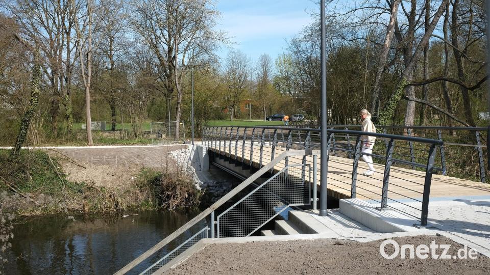 Der neue Steg über den Seitenarm der Naab in Schwandorf ist barrierefrei, narurnah und modern. Die Kosten für den 26 Meter langen Übergang betragen 850.000 Euro. Bild: Hirsch