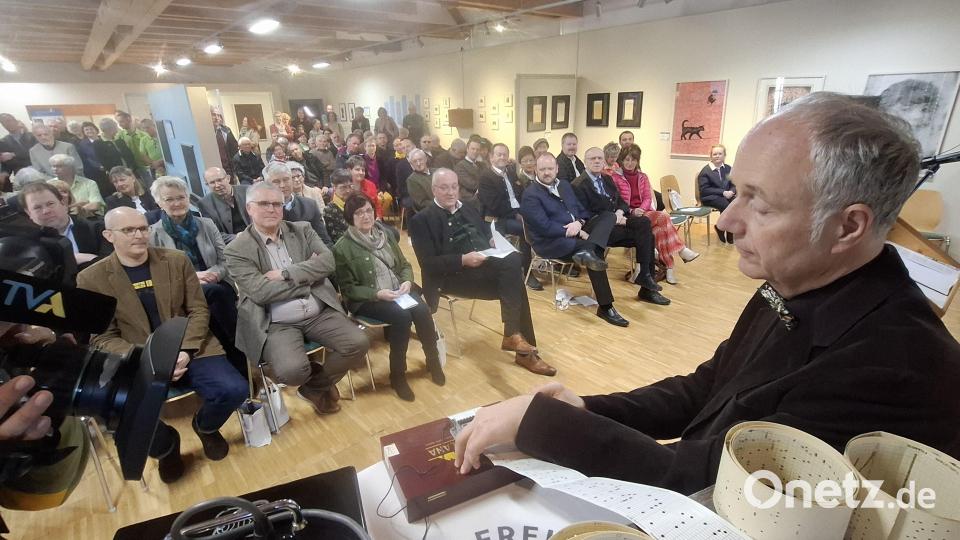 Wie Lochkarten Musik erzeugen können, zeigt Spieluhrist Franz Tröger (vorne rechts) den Gästen bei der Saisoneröffnung des Oberpfälzer Freilandmuseums. Bild: jua