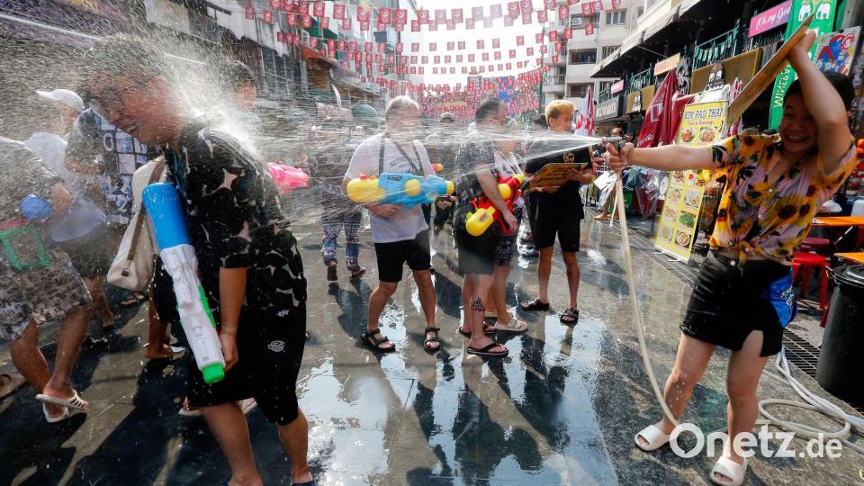 Zu Songkran finden landesweit ausgelassene Wasserschlachten statt. (Archivbild) Bild: Chaiwat Subprasom/SOPA Images via ZUMA Press Wire/dpa