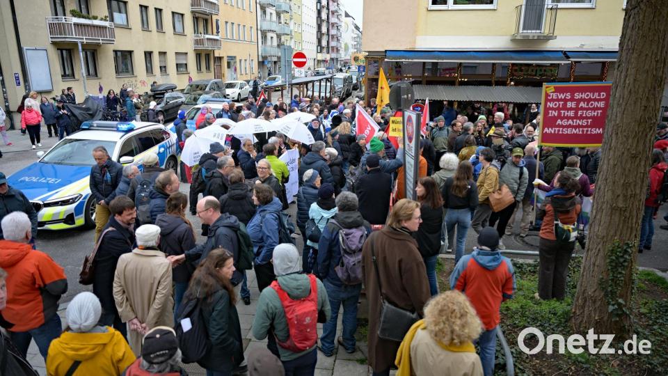 Rund 300 Menschen nahmen an einer Solidaritätskundgebung teil. Bild: Malin Wunderlich/dpa
