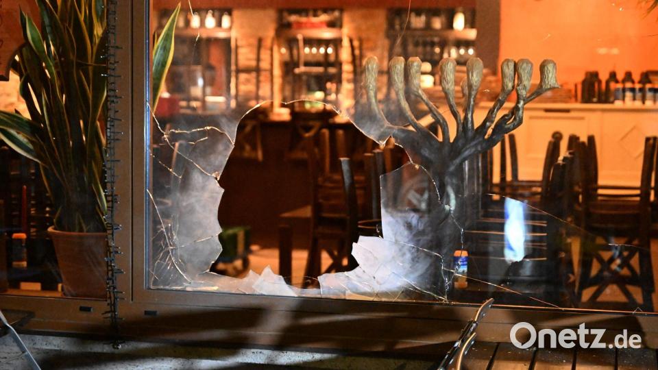 Das Fenster des Lokals wurde beschädigt. Bild: Felix Hörhager/dpa