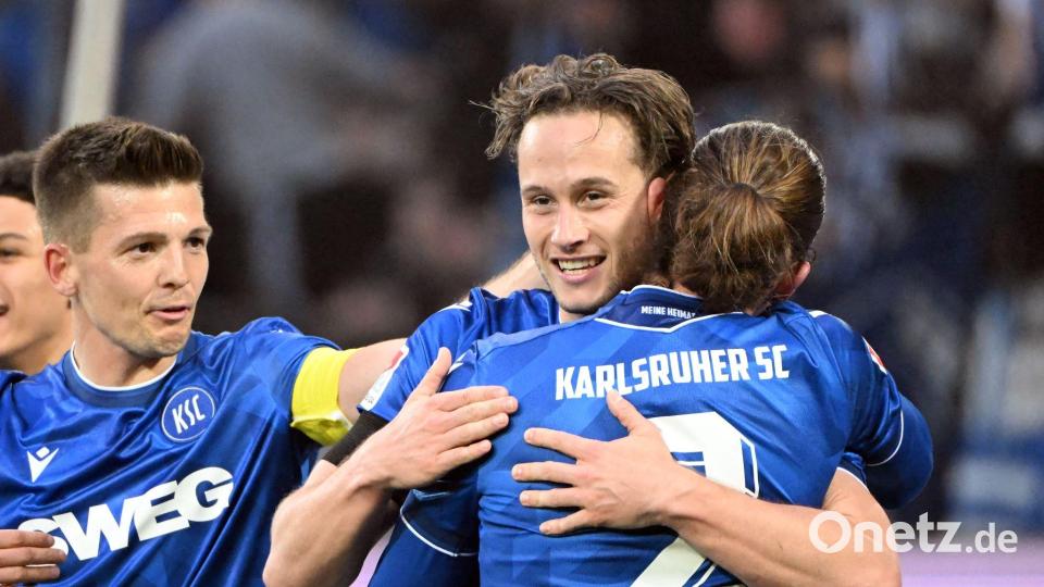 Gratulation für den Torschützen zum 2:1: Christoph Kobald (Mitte). Bild: Uli Deck/dpa