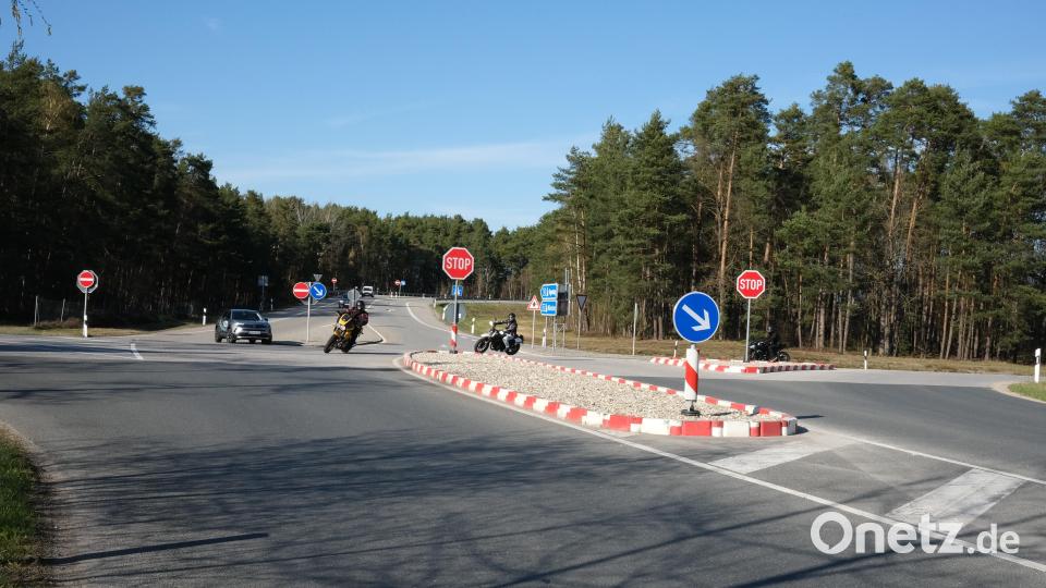Die Kreuzung an der Autobahn-Anschlussstelle Schwandorf-Süd bei Klardorf hat es in sich.Trotz Stoppschildern und baulichen Elementen ereignen sich dort immer wieder schwere Unfälle. Für einen Umbau kommen eine Ampel-Lösung oder ein Kreisverkehr in Frage. Bild: Hirsch