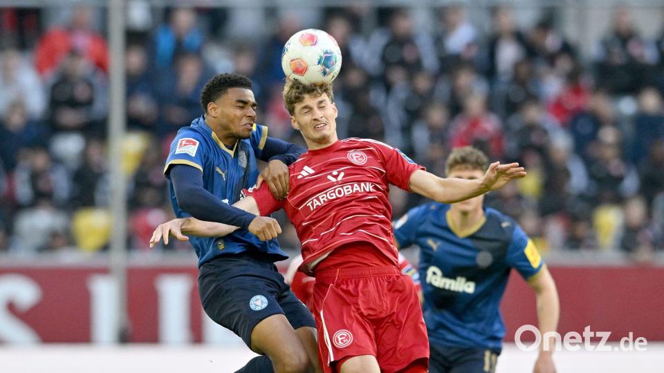 Kiels Ikem Ugoh (l) und Düsseldorfs Luca Raimund kämpfen um den Ball. Bild: Anke Waelischmiller/dpa