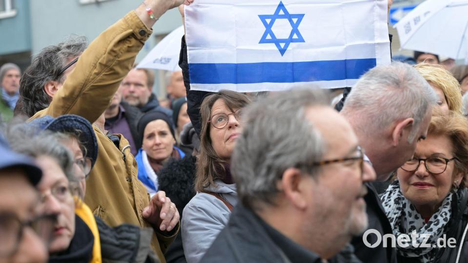 Demonstranten halten ein Transparent mit dem Davidstern hoch. Bild: Malin Wunderlich/dpa