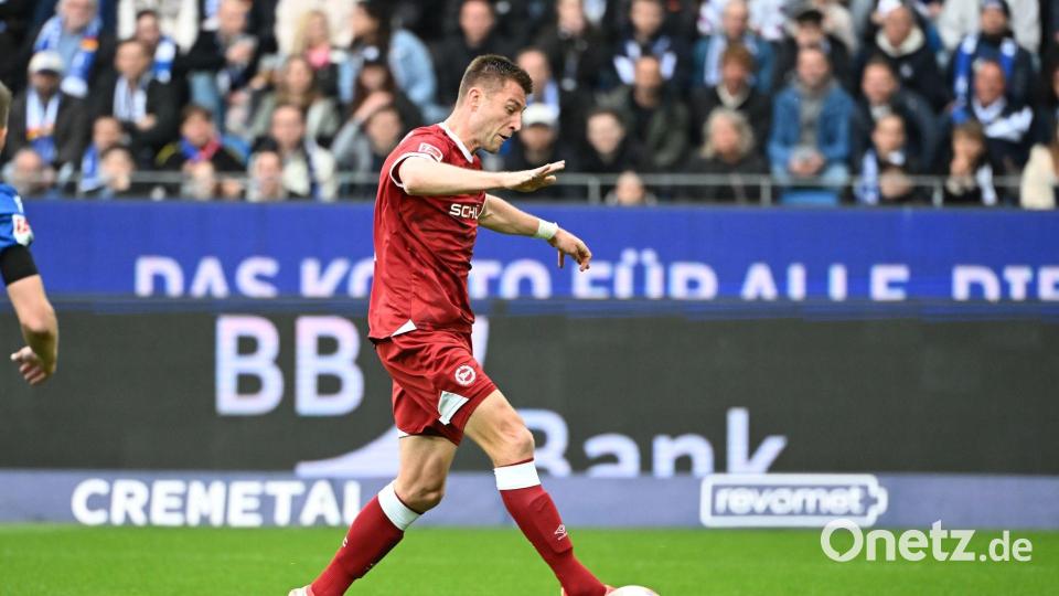 Robin Knoche spitzelte den Ball nach einem langen Einwurf zum zwischenzeitlichen 1:0 der Gäste ins Tor. Bild: Uli Deck/dpa