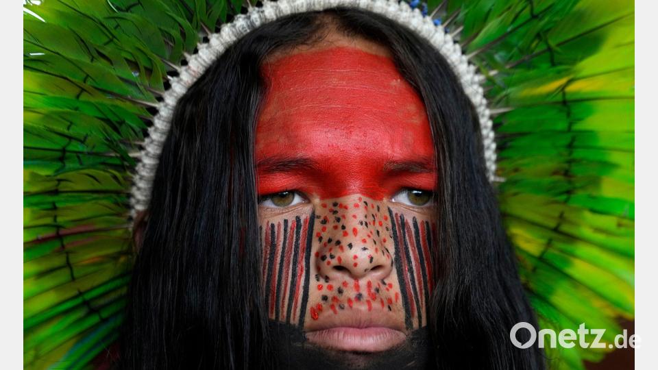 Ein indigener Pataxo-Mann schaut einer indigenen Mobilisierung zu, die sich auf Landrechte und Umweltschutz konzentriert. Bild: Eraldo Peres/AP/dpa