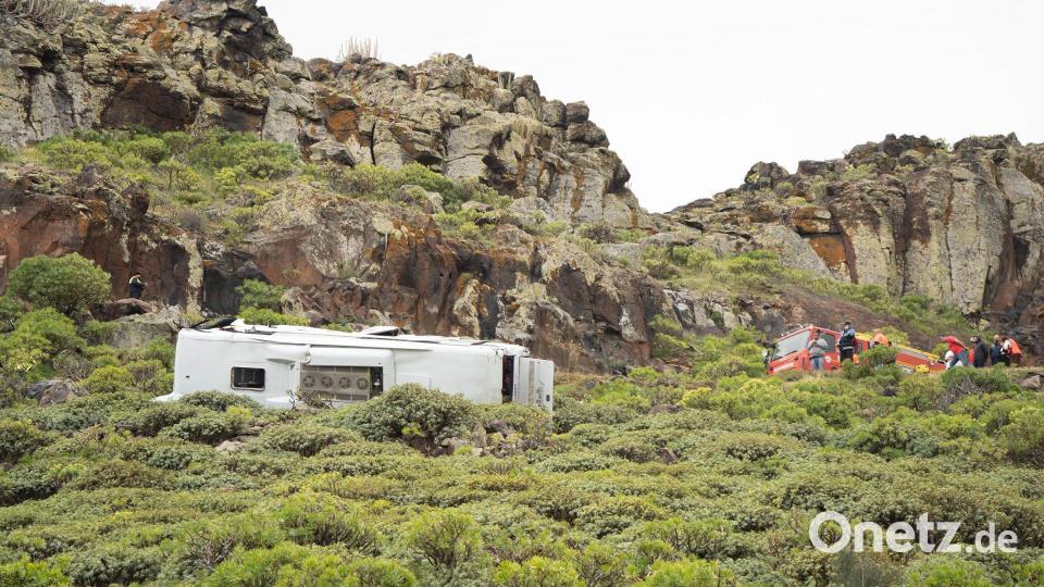 Das Fahrzeug des Unternehmens „Gomera Tours“ sei auf der Landstraße GM-2 in einer Kurve von der Fahrbahn abgekommen und einen Abhang hinuntergestürzt. Bild: Europa Press Canarias/EUROPA PRESS/dpa