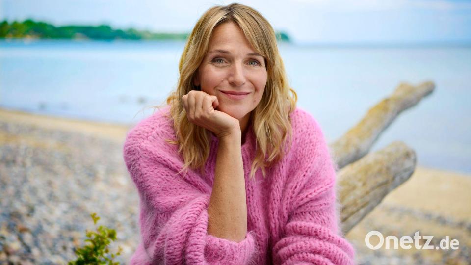 Inselärztin Nora Kaminski (Tanja Wedhorn) kehrt von ihrer mehrwöchigen Auszeit nach der geplatzten Hochzeit aus Norwegen zurück. Bild: Franziska Hörisch/ARD Degeto/dpa
