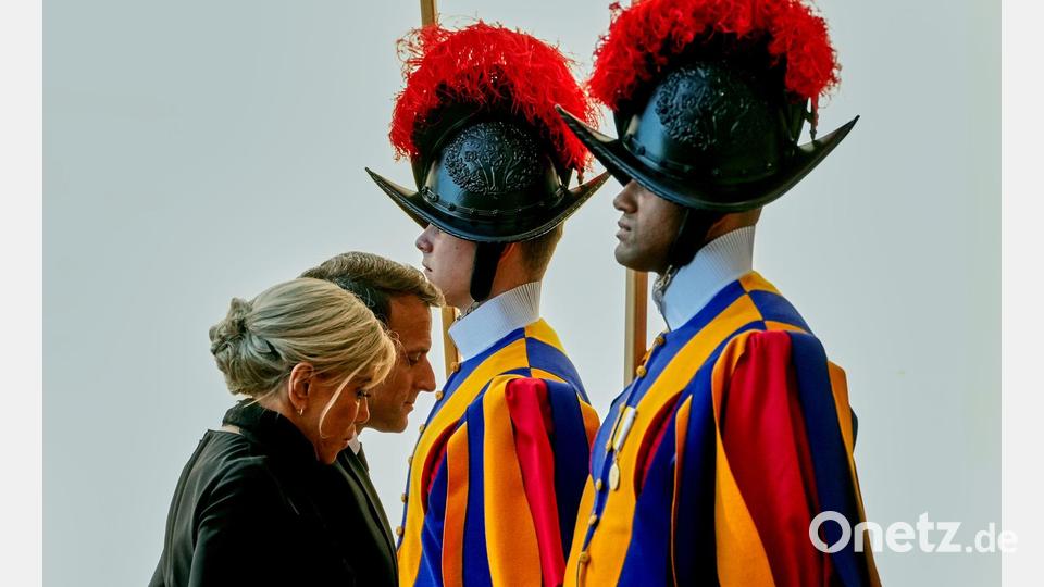 Besuch im Vatikan: Der französische Präsident Emmanuel Macron und seine Frau Brigitte sind auf dem Weg, den Papst zu treffen. Bild: Andrew Medichini/AP/dpa