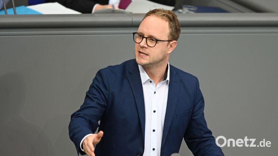 Der innenpolitische Sprecher der Grünen-Bundestagsfraktion, Marcel Emmerich, fordert die Bundesregierung auf, ein umfassendes Gewaltschutzprogramm für Beschäftigte des öffentlichen Dienstes aufzulegen. Archivbild: Elisa Schu/dpa