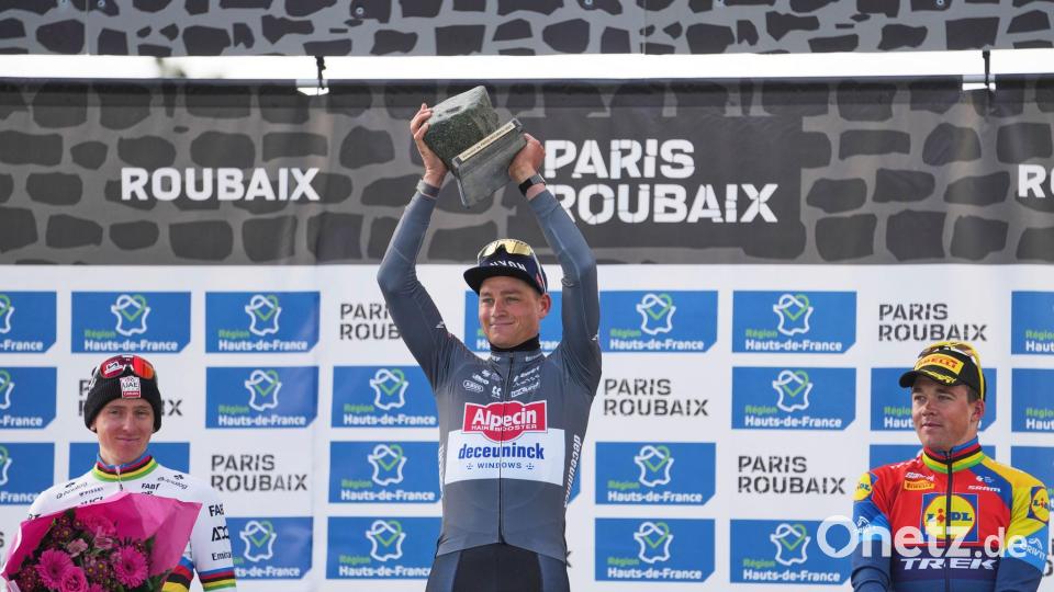 Im vergangenen Jahr Zweiter: Tadej Pogacar (l) muss sich Mathieu van der Poel  (m) geschlagen geben. (Archivbild) Bild: Thibault Camus/AP/dpa