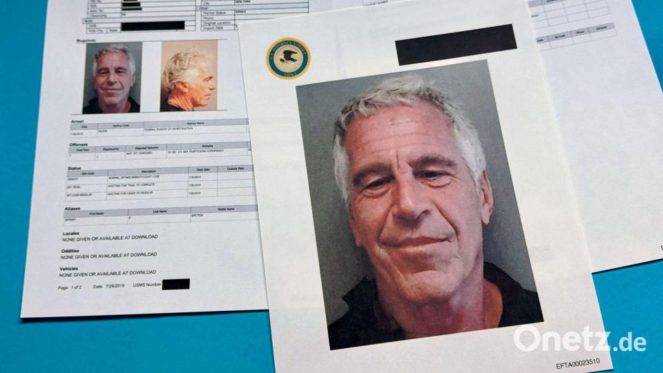 Dokumente mit geschwärzten Passagen zum Fall Epstein liegen auf einem Tisch. (Archivbild) Bild: Jon Elswick/AP/dpa