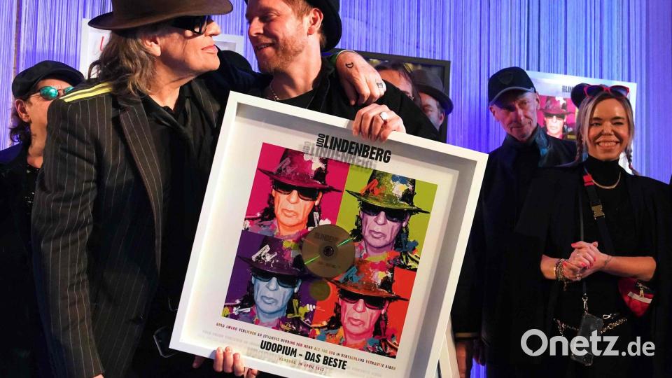 Der eine lebt im Hotel, der andere schreibt dort Songs: Johannes Oerding mit Udo Lindenberg. (Archivbild) Bild: Marcus Brandt/dpa