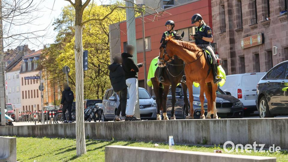 Die berittenen Polizistinnen kontrollieren während ihrer Streife Leute in dem Brennpunktviertel südlich des Hauptbahnhofs, die ihnen verdächtig erscheinen. Bild: Daniel Löb/dpa