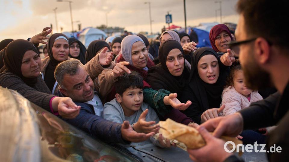 Die humanitäre Situation im Libanon ist prekär. Hier hoffen Vertriebene auf Lebensmittel. Bild: Emilio Morenatti/AP/dpa