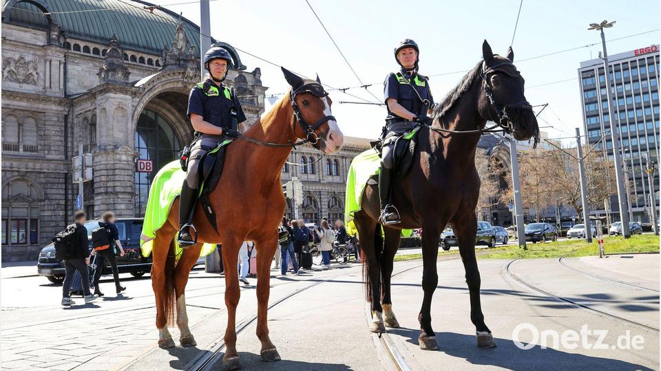 Schon allein wegen ihrer Größe sind die beiden Polizeipferde Quickly (l) und Remus (r) von Weitem sichtbar. Das soll Kriminelle abschrecken und Bürgern ein Gefühl von Sicherheit vermitteln. Bild: Daniel Löb/dpa