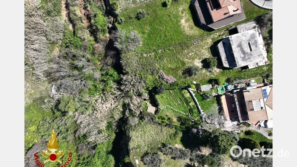 Unwetter mit heftigen Regenfällen haben die Erde Anfang der Woche in Süditalien wieder in Bewegung gesetzt. Bild: -/Vigili Del Fuoco/dpa